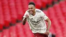 Striker Arsenal, Pierre-Emerick Aubameyang, melakukan selebrasi usai menjuarai Community Shield dengan menaklukkan Liverpool di Stadion Wembley, Sabtu (29/8/2020). Arsenal menang adu penalti dengan skor 5-4. (Andrew Couldridge/Pool via AP)