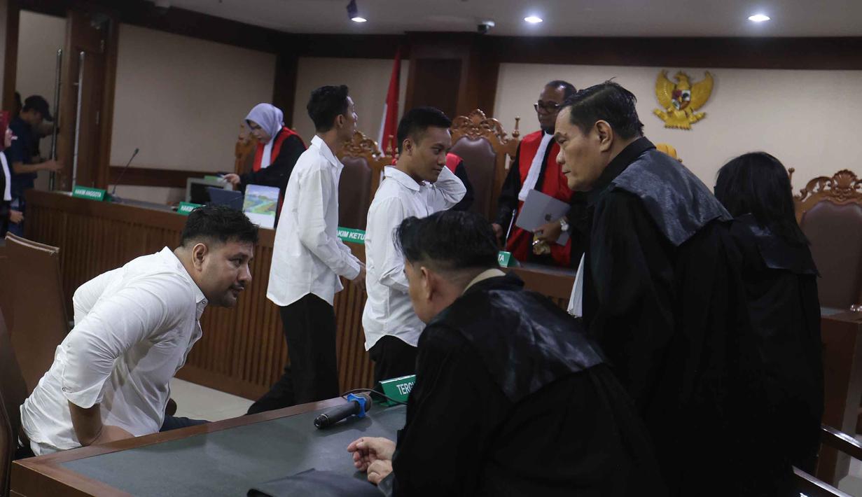 Maret 2023, Ammar Zoni kembali berurusan dengan kasus penyalahgunaan narkotika dan divonis 7 bulan penjara. Tampak dalam foto, terdakwa kasus peredaran narkotika di dalam Rumah Tahanan (Rutan) Salemba, Muhamad Ammar Akbar alias Ammar Zoni (kiri), usai mengikuti sidang pembacaan putusan di Pengadilan Negeri Jakarta Pusat, Kamis (23/4/2026). (Kapanlagi.com/Budy Santoso)