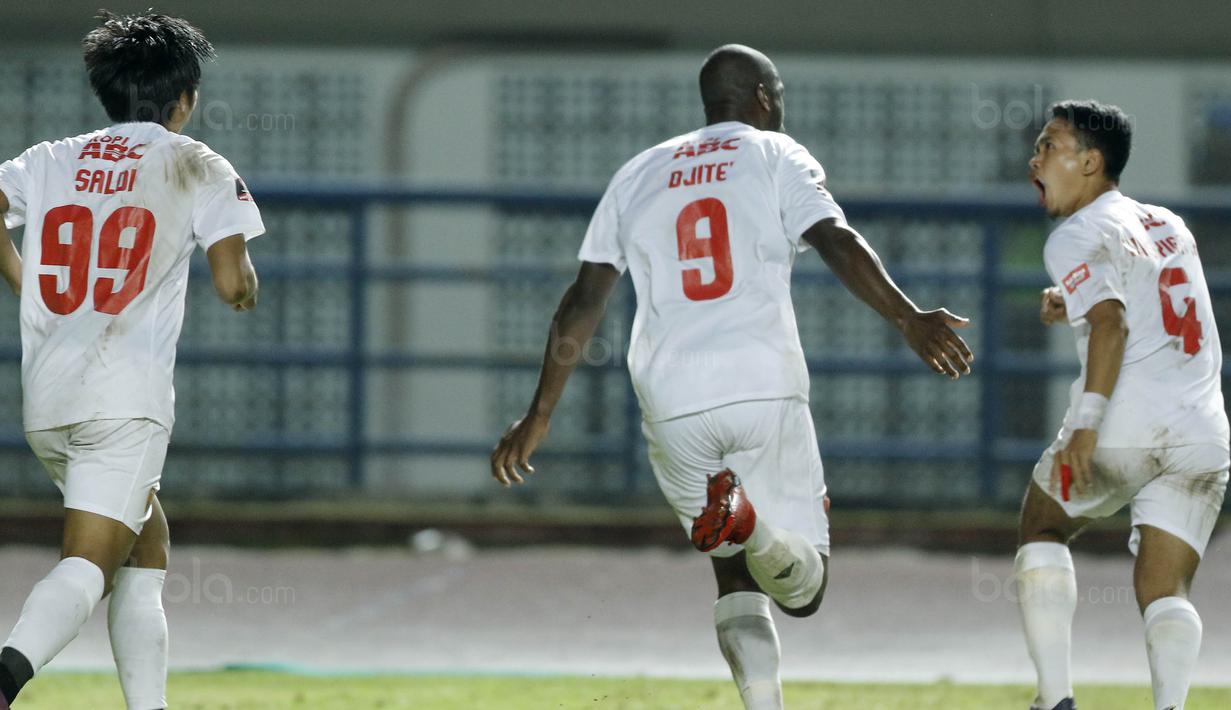 Para pemain PSM merayakan gol yang dicetak oleh Bruce Djite ke gawang Persib pada laga Piala Presiden di Stadion GBLA, Bandung, Jumat (26/1/2018). Persib takluk 0-1 dari PSM. (Bola.com/M Iqbal Ichsan)