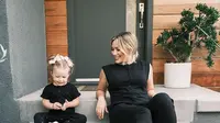 Hilary Duff mendesain koleksi busana ibu dan anak, berkolaborasi dengan lini mode asal Kanada, Smash Tess. (dok. Instagram @smashtess/https://www.instagram.com/p/CLr5o1UjYOM/)