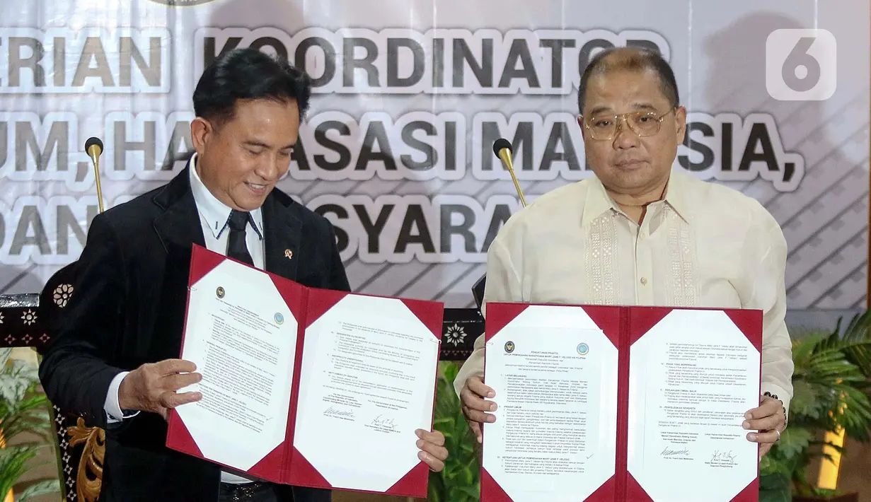 Menteri Koordinator Bidang Hukum, Hak Asasi Manusia, Imigrasi, dan Pemasyarakatan Indonesia Yusril Ihza Mahendra (kiri) dan Wakil Menteri Kehakiman Filipina Raul Vasquez usai penandatanganan dokumen terkait rencana pemulangan terpidana mati Mary Jane Veloso di Kantor Kemenko Kumham Imipas, Jakarta, Jumat (6/12/2024). (Liputan6.com/Herman Zakharia)