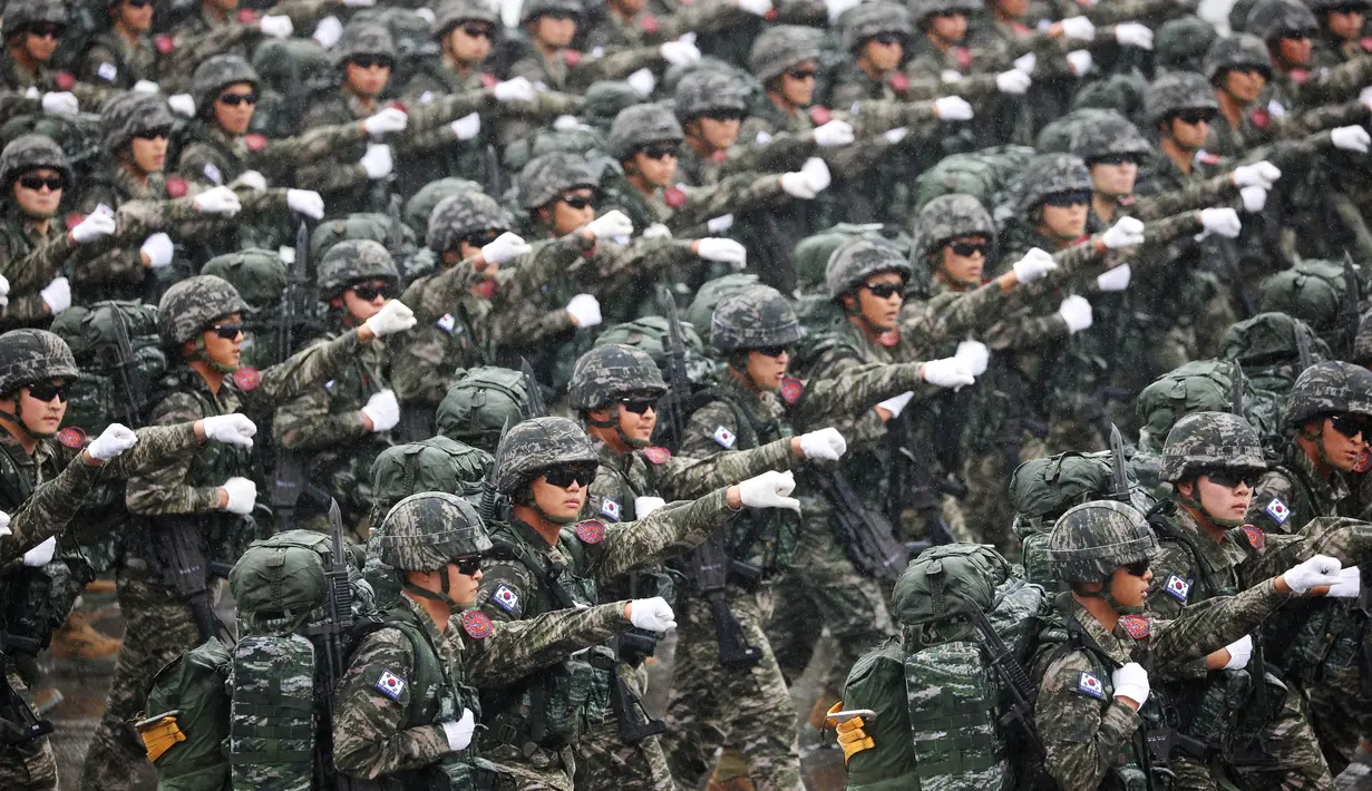 Pasukan Korea Selatan berbaris dalam upacara peringatan ke-75 Hari Angkatan Bersenjata Korea di Seongnam pada tanggal 26 September 2023. (KIM HONG-JI/POOL/AFP)