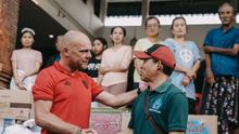 Pada Kamis sore (11/9/2025), Manajemen Bali United bersama dengan pelatih Bali United Johnny Jansen menyalurkan bantuan kepada korban Selamat dan pengungsi di kawasan Kesiman Kertalangu. (Bola.com/Alit Binawan)