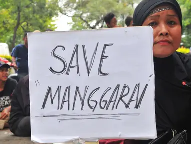 Warga Kecamatan Manggarai menggeruduk Gedung Ombudsman RI di Jalan Rasuna Said, Jakarta, Jumat (7/4). Mereka mendesak Ombudsman untuk melakukan pengawasan terhadap proyek pembangunan kereta api Bandara Soekarno-Hatta. (Liputan6.com/Helmi Afandi)