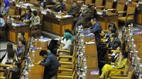 Sejumlah anggota DPR mengikuti sidang paripurna, Jakarta (20/5/2015). Dalam paripurna tersebut Menkeu menjanjikan pemangkasan defisit fiskal ke kisaran 1,7-2,1 persen dari PDB pada tahun depan. (Liputan6.com/Andrian M Tunay)