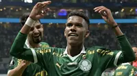 Winger muda Palmeiras, Estevao Willian atau Messinho (kanan), dikabarkan telah mencapai kesepakatan untuk pindah ke Chelsea pada musim panas tahun depan. (AFP/Nelson Almeida)