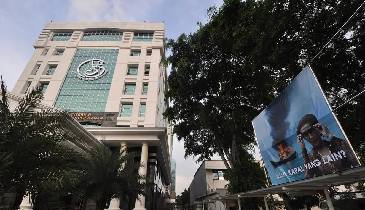 Poster berukuran 4x4 meter itu dipasang di pintu masuk kantor KKP dan depan Gedung Mina Bahari 2 dan 3, Jakarta. Foto diambil pada Kamis (11/12/2014). (Liputan6.com/Miftahul Hayat)