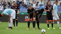 Bek AC Milan Leonardo Bonucci bersama rekannya terlihat lesu usai timnya kalah dari Lazio pada lanjutan Liga Serie A Italia di stadion Olimpiade Roma, (10/9). Lazio menang atas AC Milan 4-1. (AP Photo/Alessandra Tarantino)