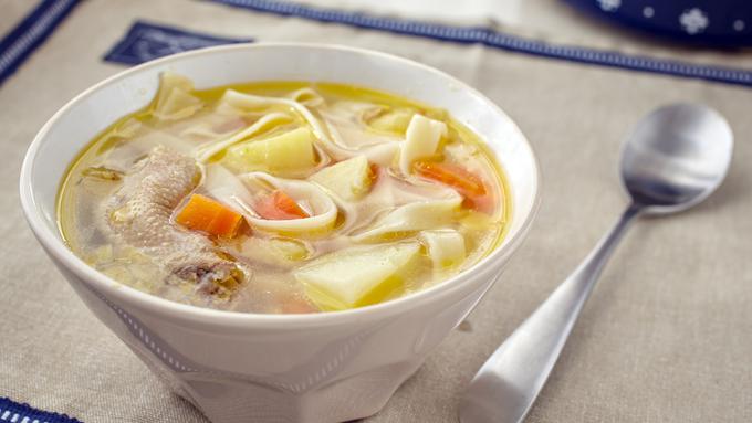 Resep Sup Ayam dan Mie Kuning Hangat Menggugah Selera 