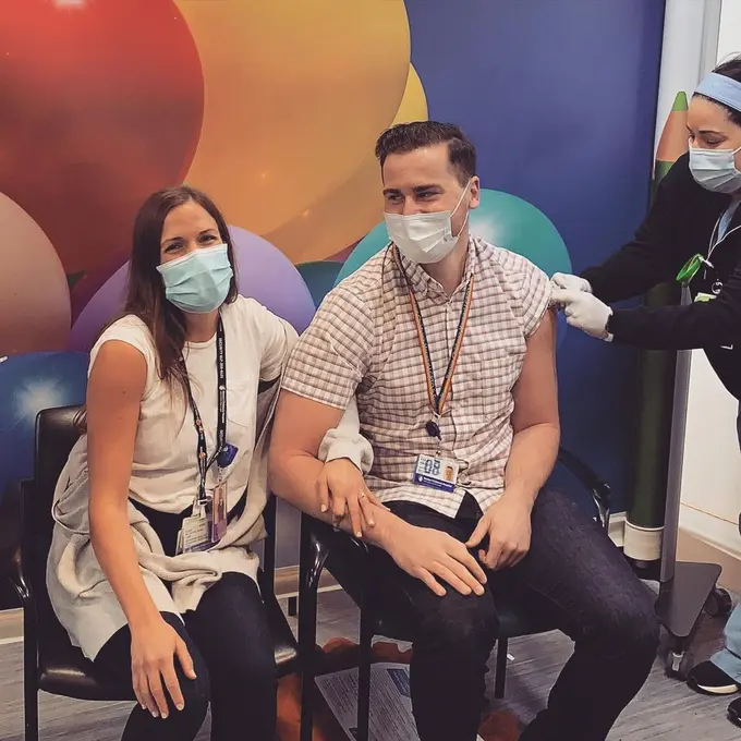 Momen Romantis dari Tenaga Kesehatan di Tengah Pandemi, Melamar Sang Kekasih Saat Menerima Vaksin COVID-19