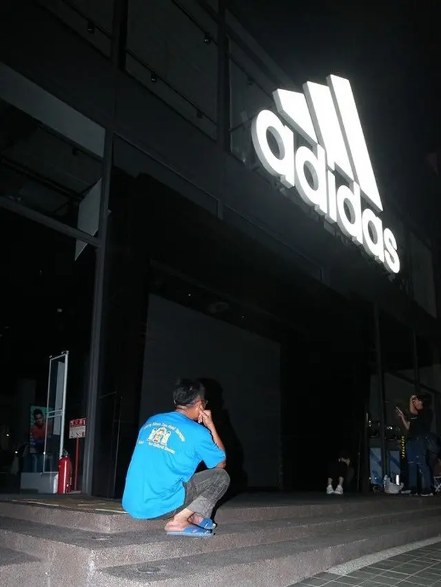 Seorang Ayah Rela Antri 3 hari Demi Sepasang Sepatu untuk Hadiah Anaknya