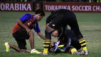 Pemain Persegres GU Pingsan saat Laga Kontra Persela