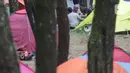 Pengunjung saat berada di lokasi perkemahan Curug Hiji, Bogor, Minggu (5/9/2021). Meski Kabupaten Bogor masih dalam masa PPKM level 3, sejumlah lokasi wisata luar ruangan mulai ramai dikunjungi pengunjung. (Liputan6.com/Helmi Fithriansyah)