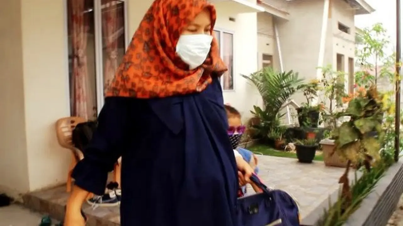 Warga Pekanbaru mengungsi karena khawatir terhadap jabang bayi dan anak perempuanya yang setiap hari menghirup kabut asap.