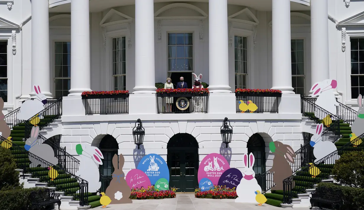 Presiden Joe Biden bersama Ibu Negara Jill Biden dan Kelinci Paskah berdiri di balkon Ruang Biru, Gedung Putih, Washington, Amerika Serikat, Senin (5/4/2021). Gedung Putih kembali meniadakan tradisi Easter Egg Roll menyusul pandemi COVID-19 yang sedang berlangsung. (AP Photo/Evan Vucci)