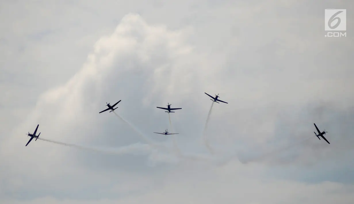 Tim aerobatik Jupiter bermanuver saat memeriahkan puncak perayaan HUT ke-72 TNI AU di Lanud Halim Perdanakusuma, Jakarta, Senin (9/4). (Merdeka.com/Iqbal Nugroho)