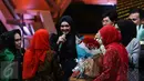 Sejumlah penggemar memberikan hadiah dan bunga kepada Siti Nurhaliza di acara Golden Memories International di Indosiar, Jakarta, Kamis (12/1). (Liputan6.com/Yoppy Renato)