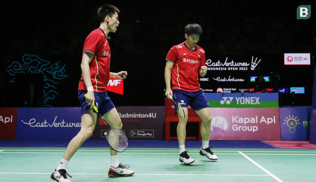 Pebulu tangkis ganda putra China, Liu Yu Chen/Ou Xuan Yi melakukan selebrasi usai menaklukan wakil Korea Selatan, Choi Sol Gyu/Kim Won Ho pada babak final Indonesia Open 2022 di Istora Senayan, Jakarta, Minggu (19/06/2022). (Bola.com/Bagaskara Lazuardi)