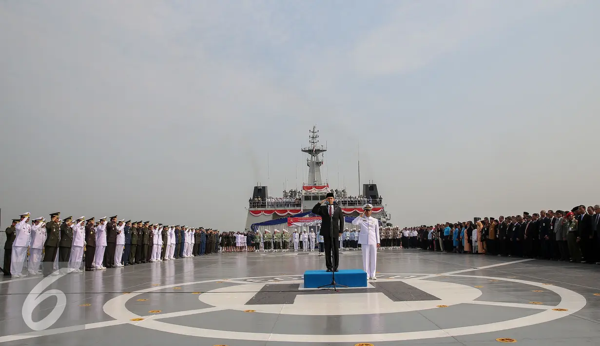 Menteri PANRB, Yuddy Chrisnandi saat menjadi inspektur upacara dalam peringatan hari Pahlawan di KRI, Teluk Jakarta, Selasa (10/11). Upacara peringatan Hari Pahlawan tersebut rutin dilakukan setiap 10 November. (Liputan6.com/Faizal Fanani)