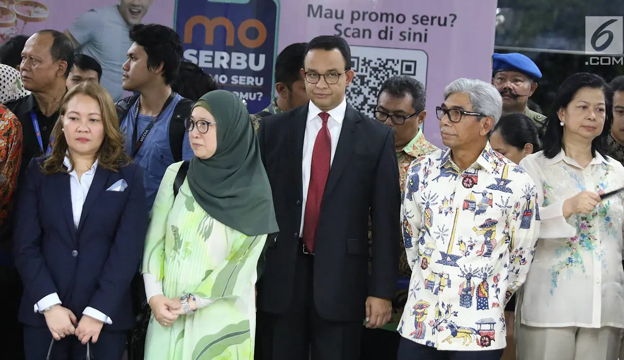 Gubernur DKI Anies Baswedan dan Sekjen ASEAN Lim Jock Hoi saat akan meresmikan Stasiun MRT di Jalan Sisingamangaraja, Jakarta, Rabu (10/4). Peresmian diharapkan dapat mempermudah akses masyarakat dan wisatawan Negara ASEAN saat diadakan pertemuan di Sekretariat ASEAN (Liputan6.com/Immanuel Antonius)