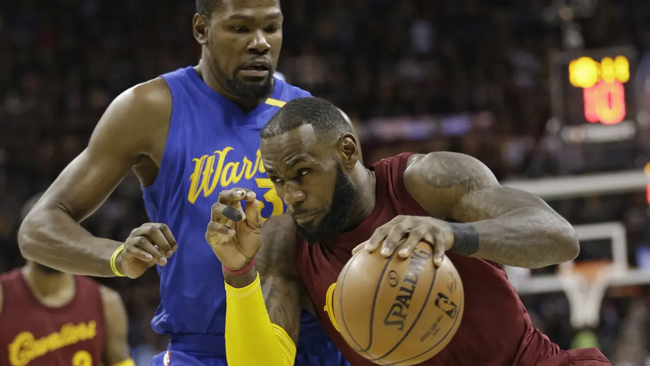 Forward Cleveland Cavaliers, LeBron James, dijaga bintang Golden State Warriors, Kevin Durant, pada laga musim reguler NBA, Desember 2016. Kedua pemain bakal bertemu di final NBA musim ini.
