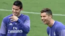 James Rodriguez bersenda gurau dengan Cristiano Ronaldo di sesi latihan Real Madrid, (5/5/2017). (AFP/Gerard Julien)