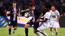 Gelandang PSG, Ander Herrera, berebut bola saat melawan Rennes pada laga Piala Super Prancis di Stadion Shenzhen, China, Sabtu (3/8). PSG menang 2-1 atas Rennes. (AFP/Franck Fife)