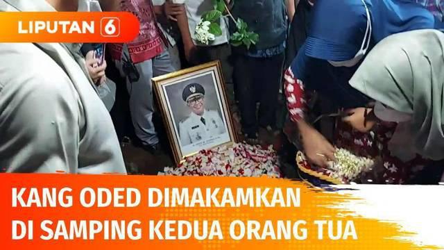 Berawal dari pingsan saat hendak menjadi khatib shalat jumat, Wali Kota Bandung, Oded M. Danial atau yang akrab disapa Kang Oded, dinyatakan meninggal dunia akibat serangan jantung.