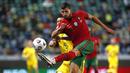 Pemain Portugal, Ruben Dias, berebut bola dengan pemain Swedia, Marcus Berg, pada laga UEFA Nations League di Stadion Jose Alvalade, Kamis (15/10/2020). Portugal menang dengan skor 3-0. (AP Photo/Armando Franca)