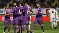 Para pemain Real Madrid merayakan gol ke gawang Cultural Leonesa pada babak 32 besar Copa del Rey di Reino de Leon, Leon, Rabu (26/10/2016). (AFP/Cesar Manso)