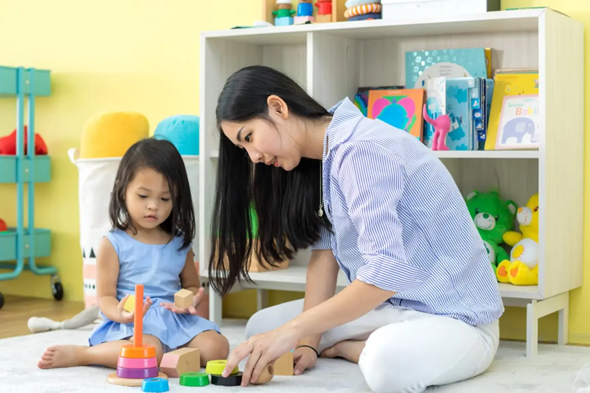 anak bermain dengan ibu