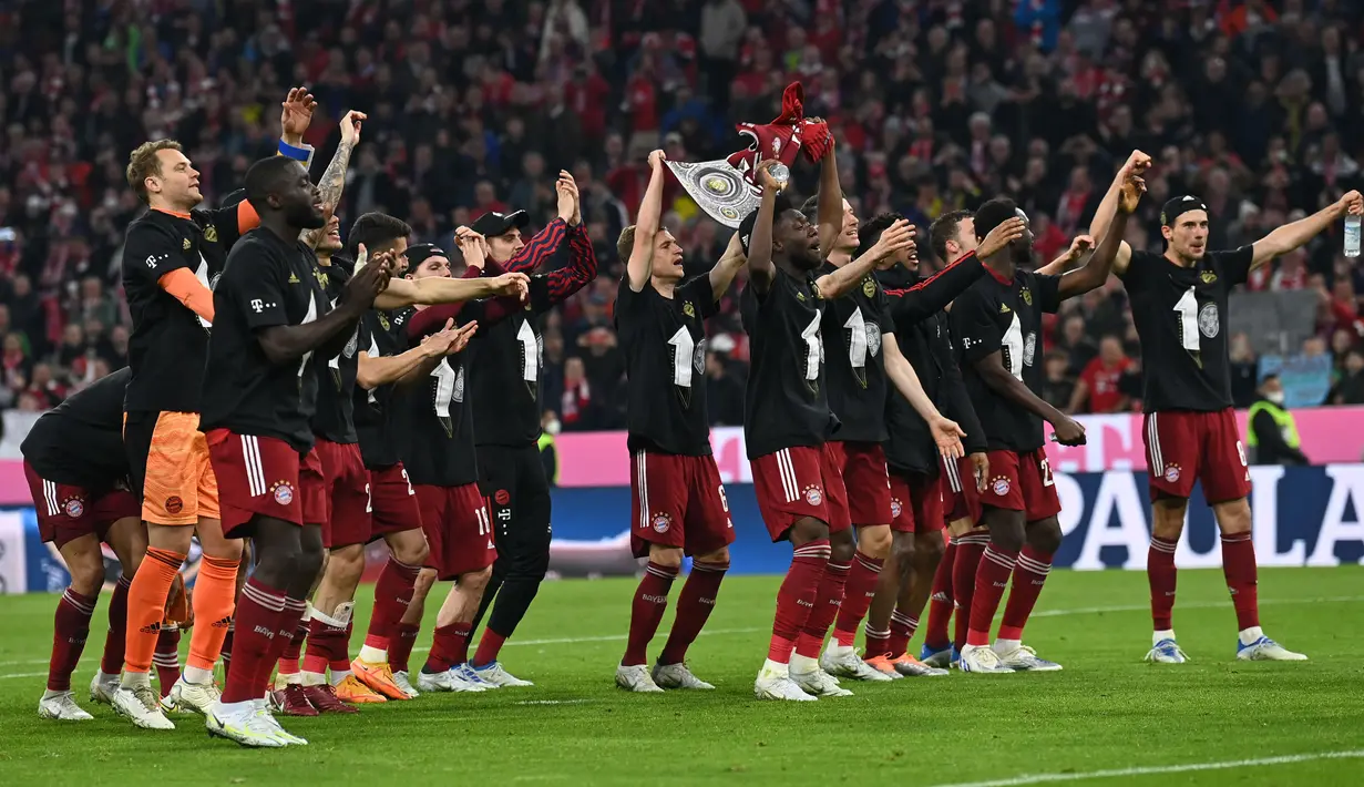 <p>Bayern Munchen sukses meraih gelar juara Bundesliga musim 2021/2022. Kepastian itu didapat Die Roten usai mengalahkan Borussia Dortmund pada laga pekan ke-31 Bundesliga di Allianz Arena, Sabtu (23/4/2022) malam WIB. (AFP/Christof Stache)</p>