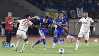 Pemain anyar Persib Bandung, Luka Menalo (9), berusaha melewati kawalan pemain Arema FC pada laga Grup A Piala Presiden 2026 di Stadion Si Jalak Harupat, Soreang, Kabupaten Bandung, Sabtu (25/7/2026) malam. Persib mengawali turnamen dengan kemenangan 1-0 berkat gol Uilliam Barros pada menit ke-23 dan selanjutnya akan menghadapi DPMM FC Brunei Darussalam. (Bola.com/Erwin Snaz)