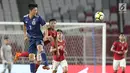 Pesepak bola Timnas Indonesia U-19 dan pesepak bola Jepang U-19 menyundul bola pada laga uji coba babak pertama di Stadion Utama Gelora Bung Karno (SUGBK), Jakarta, Minggu (25/3). Babak pertama Timnas Indonesia kalah 0-1 (Liputan6.com/Angga Yuniar)