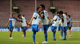 Sejumlah pemain Gamba Osaka melakukan peregangan otot jelang berlatih di Stadion GBK Jakarta, Jumat (23/1/2015). Gamba Osaka akan melakukan laga uji coba melawan Persija Jakarta pada Sabtu (24/1). (Liputan6.com/Helmi Fithriansyah)