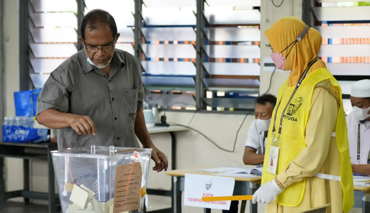 Seorang pria memberikan suaranya selama pemilihan umum (pemilu) di Seberang Perai, negara bagian Penang, Malaysia, Sabtu (19/11/2022). Setelah dua pekan melakukan kampanye, Malaysia akan menggelar pesta demokrasinya yang dipercepat, setelah Perdana Menteri Ismail Sabri Yaakob membubarkan pemerintah. (AP Photo/Vincent Thian)