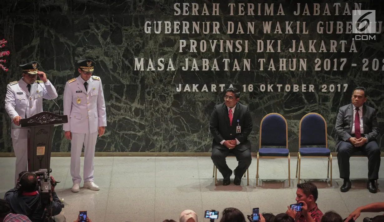 Gubernur DKI Jakarta Anies Baswedan didampingi Wagub Sandiaga Uno memberi sambutan saat sertijab di Balai Kota, Jakarta, Senin (16/10). Anies-Sandi resmi menjadi Gubernur dan Wakil Gubernur DKI Jakarta periode 2017-2022. (Liputan6.com/Faizal Fanani)