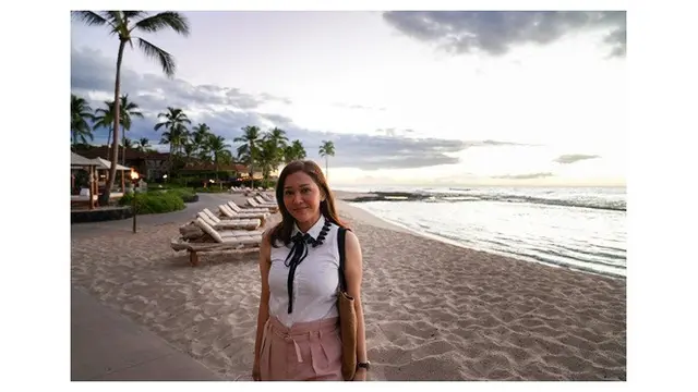 6 Gaya Maia Estianty saat Liburan di Pantai, Tetap Stylish