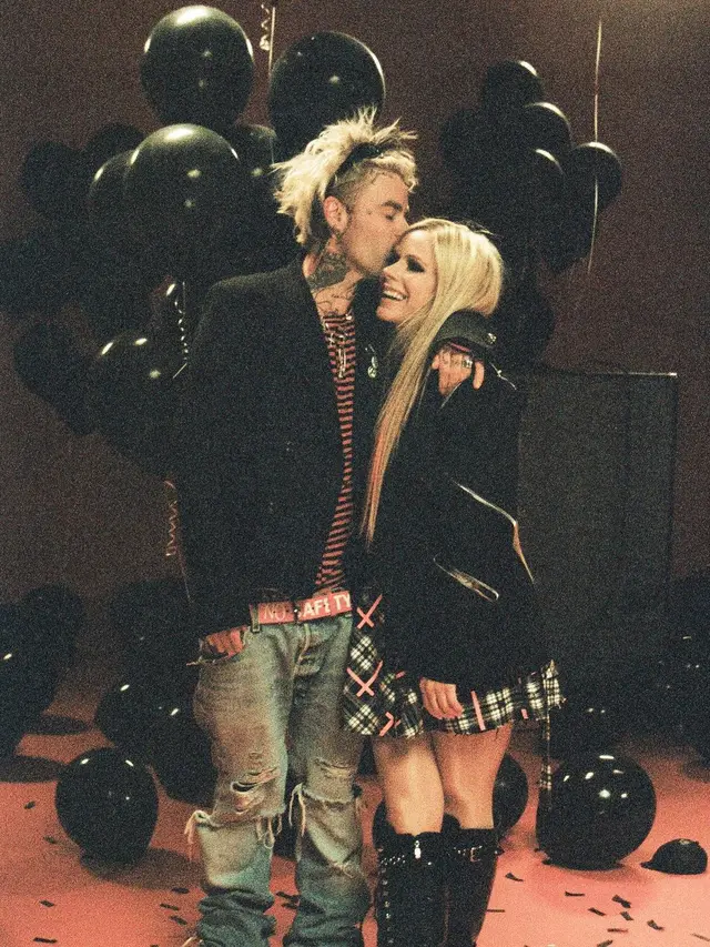 7 Potret Mesra Avril Lavigne dan Mod Sun, Resmi Dilamar di Paris