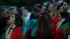 Suporter wanita Portugal cemas menanti gol dari Cristiano Ronaldo dan kawan-kawan saat melawan Kroasia pada laga 16 besar Piala Eropa 2016 saat nonton bareng di Fan Zone Kota Paris, Prancis, Sabtu (25/6/2016). (Bola.com/Vitalis Yogi Trisna)