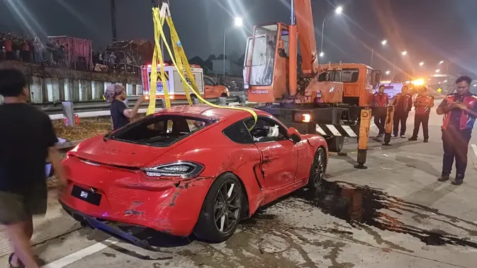 Porsche Merah Terguling Masuk Parit di Tol Desari