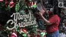Pohon Natal dijual di salah satu toko di Pasar Asemka, Jakarta, Senin (12/12/2022). Penjualan pernak-pernik Natal di Pasar Asemka mengalami peningkatan. (merdeka.com/Iqbal S. Nugroho)