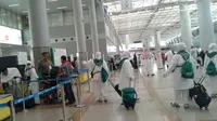 Jemaah embarkasi Solo (SOC 74) menjalani pemeriksaan imigrasi di Bandara Jeddah Arab Saudi (Muhammad Ali/Liputan6.com)
