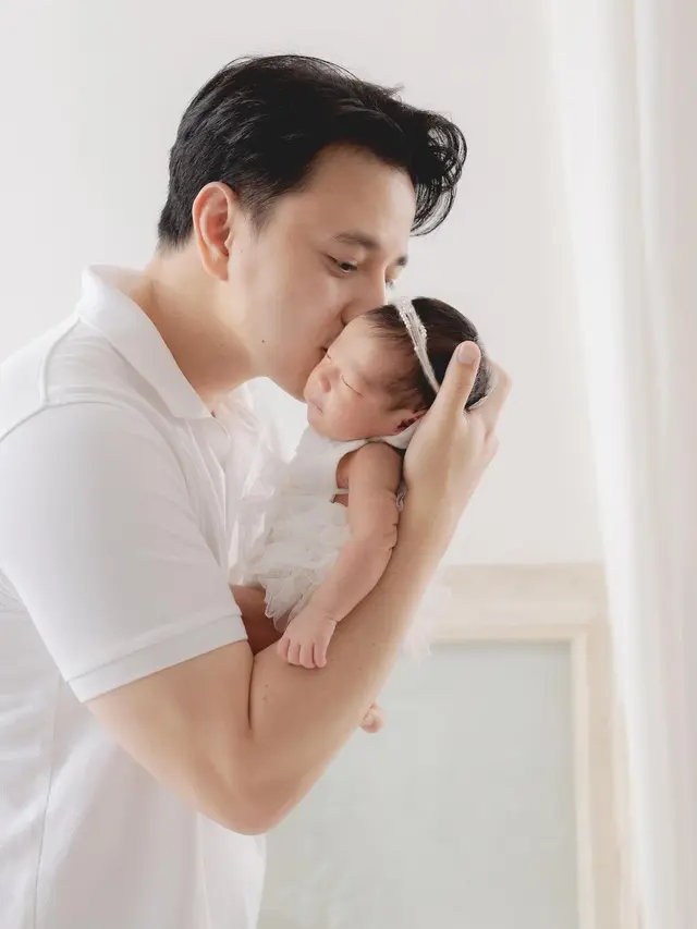 7 Potret Billy Davidson Momong Dua Anak, Jadi Ayah Siaga