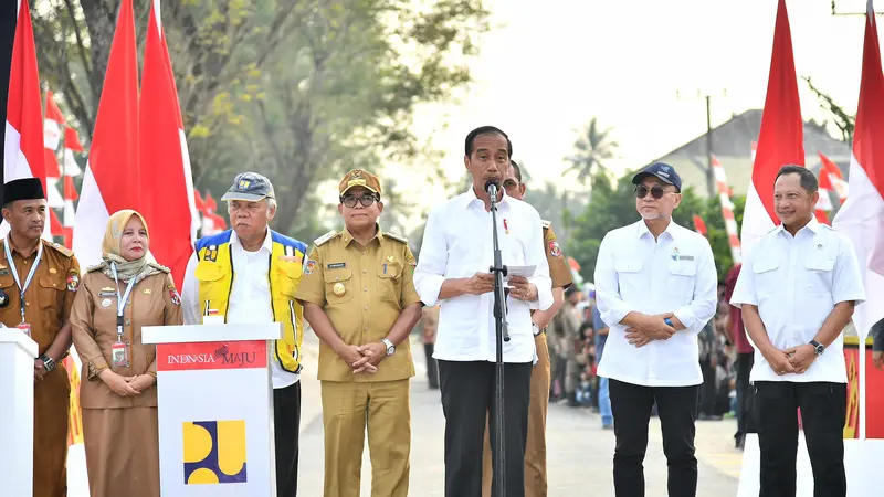 Presiden Joko Widodo atau Jokowi saat meresmikan pelaksanaan Instruksi Presiden Jalan Daerah (IJD) di seluruh Provinsi Lampung.