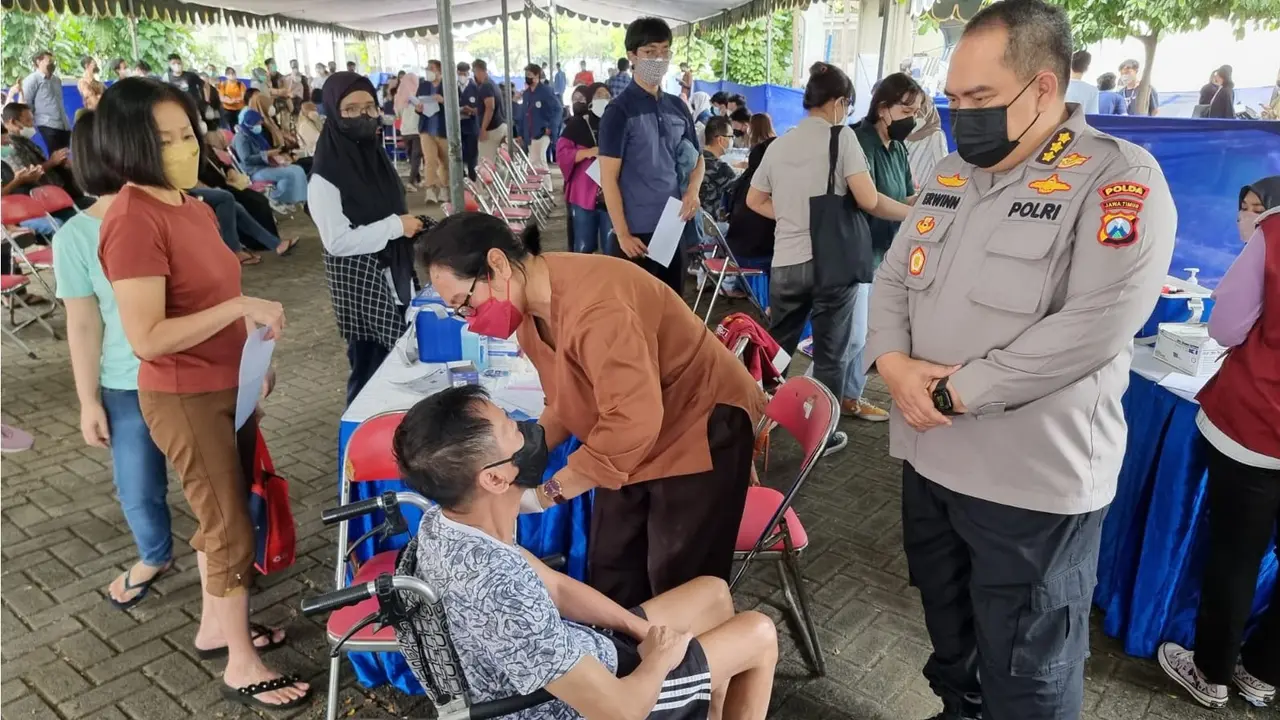 Vaksinasi Polda Jatim dengan melibatkan BEM Kedokteran kampus di Surabaya. (Dian Kurniawan/Liputan6.com).