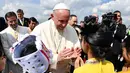 Paus Fransiskus disambut anak-anak saat tiba di Bandara Internasional Yangon, Myanmar (27/11). Kedatangan Paus Fransiskus disambut oleh ribuan umat Katolik Roma yang memenuhi Yangon. (AFP Photo/Vincenzo Pinto)