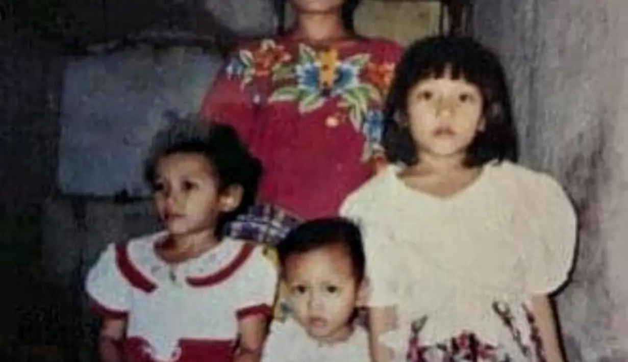 <p>Diketahui Via merupakan anak pertama. Ia mempunyai dua adik perempuan dan dua adik laki-laki. [Foto: instagram.com/viavallen]</p>