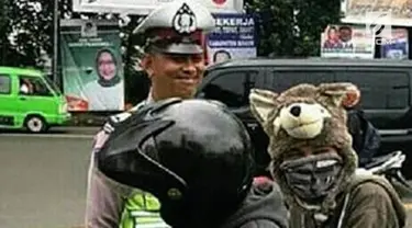 Seorang ditangkap Polisi karena menggunakan helm 'unyu-unyu' yang tidak sesuai standar.