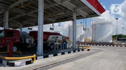 Petugas beraktivitas di Depot Pengisian Pesawat Udara (DPPU) DEO Sorong seusai diresmikan, Sorong, Papua Barat, Kamis (21/11/2019). PT Pertamina (Persero) secara resmi mengoperasikan Depot Pengisian Pesawat Udara (DPPU) DEO Sorong pada hari ini. (Liputan6.com/Herman Zakharia)